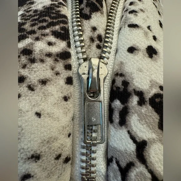 PrettyLittleThing Snake Print Puffer Jacket, sz 6 - Picture 6 of 8